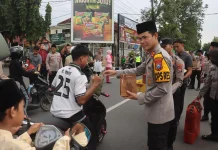 Polres Probolinggo Kota Bagikan 400 Takjil di Depan Mako dan Alun-Alun
