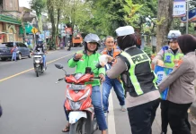 Polres Malang Bagikan Ratusan Takjil untuk Pengguna Jalan