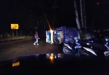 Truk Bermuatan Sekam Terguling di Jalur Payung Kota Batu, Sempat Hilang Kendali
