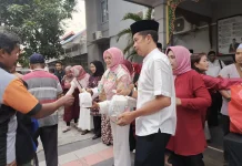 Semarakkan Ramadhan. Lapas Pasuruan Bagi-Bagi Takjil untuk Kaum Dhuafa