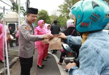 Kapolres Malang Bagikan Takjil Ramadan