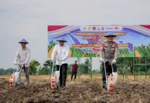 Kapolda Jatim Tanam Jagung Serentak di Desa Tampung Rembang