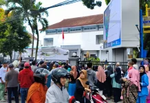 Antre Dua Jam, Warga Tak Kebagian Sembako Murah