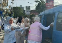 Karyawan PLN UP3 Malang Bagi Takjil Gratis di Kayutangan