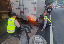 Tim Urai Polresta Makota Bantu Mobil Box Pecah Ban di Jalur Utama