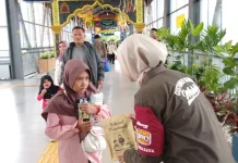 KAI Daop 8 Surabaya Bagikan Takjil Gratis bagi Penumpang di Stasiun Malang