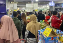 Menjelang Lebaran, Warga Serbu Kue Kaleng di Ratu