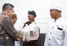 Wali Kota Batu Bagikan Bingkisan Nyepi dan Berikan Insentif untuk Guru Agama Hindu