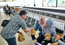 KAI Daop 7 Bagi Takjil Gratis bagi Penumpang