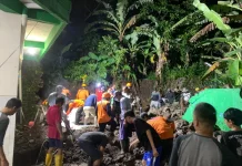 Banjir dan Longsor di Prigen, Warga Gotong Royong Bersihkan Sisa Material