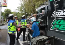 Polres Malang Bagikan Takjil Gratis di Depan Markas