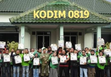 Kodim 0819 Pasuruan Berbagi Bingkisan Lebaran untuk Tukang Ojol