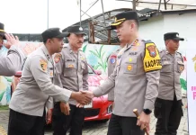 Kapolres Malang Tinjau Pos Mudik dan Bagikan Bingkisan