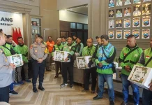 Polres Malang Salurkan Paket Lebaran untuk Mitra Ojek Daring