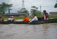 Wabup Gus Shobih dan Kalaksa BPBD Jatim Tinjau Banjir Kedungringin