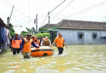 Sidak Banjir Rejoso, Gubernur Khofifah Tegaskan Pompanisasi Menunggu Air Surut