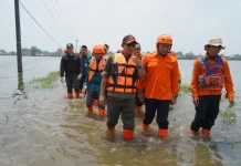 Kepala BNPB, Letjen TNI Suharyanto Tinjau Banjir Kedungringin