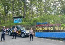 Polisi Patroli Pantai Malang Selatan saat Puncak Libur Panjang