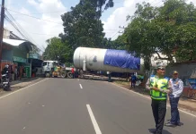 Truk LPG Terperosok di Karangploso, Evakuasi 7 Jam Lebih