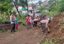 Longsor Tutup Jalan di Wagir, Polisi dan Warga Bersihkan Material