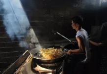Isi Dikurangi, UMKM Kerupuk Blitar Pilih Bertahan