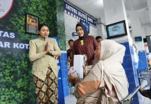 Polwan Berkebaya Layani Pemohon SIM di Hari Kartini