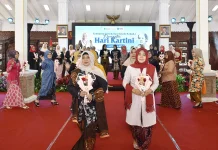 PKK Kabupaten Pasuruan Meriahkan Hari Kartini dengan Parade Busana
