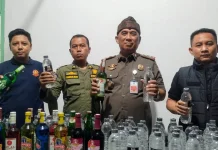 Satpol PP Kabupaten Probolinggo Amankan 98 Botol Miras di Besuk dan Paiton