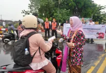 Petugas KAI Berkebaya Edukasi Keselamatan Perlintasan Sebidang