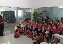 Mengenal Alat Komunikasi, KB-TK Gracia Nusantara Malang Kunjungi RRI Malang