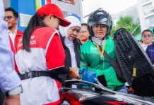 Khofifah Bagikan BBM Gratis untuk Ojol Perempuan
