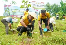 Kapolres Pasuruan Tanam Pohon di Waduk Kalisat