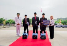 Hari OTODA ke XXX, Bupati Rusdi Serahkan Tali Asih Camat Purna Tugas
