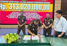 Kejari Kota Probolinggo Setorkan Rp313 Juta Hasil Lelang Barang Rampa