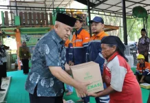 Pemulung dan Sopir Truk Sampah Kabupaten Malang Terima Bantuan Sembako