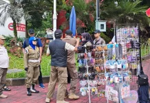 Akhir Pekan, Satpol PP Kota Batu Tertibkan 10-15 PKL di Zona Merah Alun-Alun