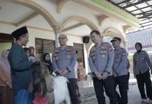 Polres Blitar Bawa Hewan Kurban untuk Anak Panti Kesamben
