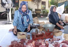 Peduli Lingkungan, Polres Malang Kemas Daging Kurban Iduladha Gunakan Besek Bambu