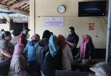 Belasan Warga Kehilangan Ponsel saat Rebutan Telur Gratis
