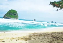 Pantai Goa Cina, Destinasi Eksotis dengan Ombak Unik Malang