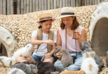 Liburan ke Kebun Binatang Bantu Anak Belajar dan Berempati