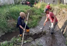 Sabers Pungli: Sungai di Kota Batu Masih Banyak Sampah Plastik dan Popok Bekas