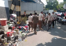 Satpol PP Kota Malang Tertibkan Tumpukan Rongsokan di Bawah Jembatan Buk Gluduk