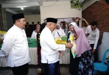 Bupati Malang Bagikan Beras usai Safari Salat Subuh di Pakis