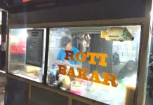 Roti Bakar Pak Uwut dan Perjuangan Bertahan di tengah Ramainya Kuliner Malam