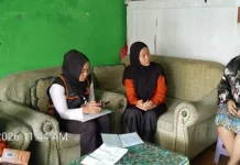 Petugas SE di Daerah Perbukitan Kota Batu Datangi Warga hingga Malam Hari