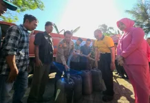 Polres Probolinggo Bantu Droping Air Bersih
