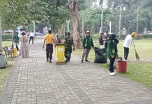Ratusan anggota POLRI, TNI dan Warga Bersih-Bersih Alun-alun Bangil