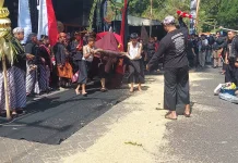 Ribuan Warga Meriahkan Ngarak Banteng 1 Suro di Songgoriti