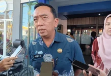 Ayah di Kota Malang Didorong Antar Anak di Hari Pertama Sekolah